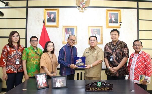 KPPU Kanwil I Kunjungi Wali Kota Pematangsiantar, Soroti Tender & UMKM 1 Wali Kota Pematangsiantar, Wesly Silalahi, menerima kunjungan silaturahmi yang hangat dari Kepala Kantor Wilayah I Komisi Pengawas Persaingan Usaha (KPPU), Ridho Pamungkas, beserta rombongan.(Dok:KPPU Kanwil I)