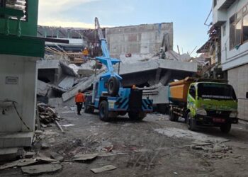 Tim SAR terus bekerja mengangkat puing-puing bangunan dengan menggunakan alat berat jenis crane. (Foto/Basarnas Surabaya)