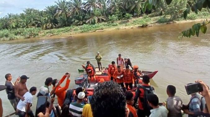 Petugas BPBD mengevakuasi korban setelah terseret banjir di Sungai Kualuh, Desa Kuala Beringin, Senin (13/10/2025). (Foto:Istimewa)