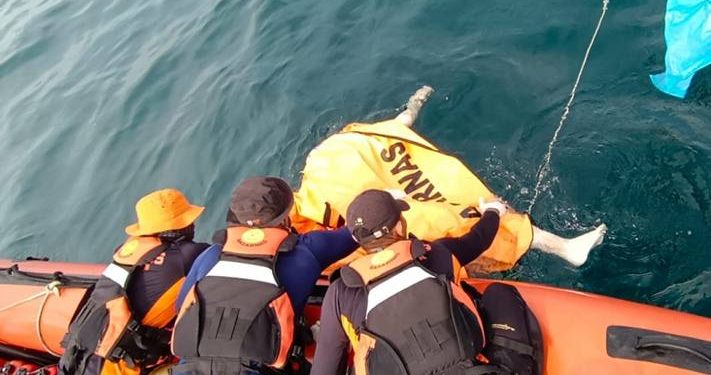 Nelayan Sialang Buah Sergai yang Hilang Diterjang Ombak Ditemukan di Batu Bara 1 Tim Pos SAR Tanjungbalai Asahan  mengevakuasi mayat di perairan Pulau Pandan.(istimewa)