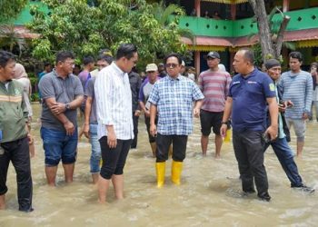 Wali Kota Medan, Rico Tri Putra Bayu Waas, mengunjungi para korban banjir di Kecamatan Medan Labuhan yang mengungsi di SD Negeri 060950 Jalan Kolonel Yos Sudarso dan Masjid Al-Ikhlas Jalan Titi Pahlawan, Kelurahan Pekan Labuhan, Minggu (12/10/2025).(Dok:Diskominfo Medan)