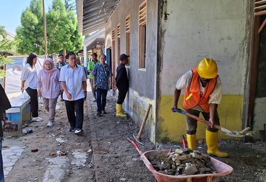 Anggota DPR dr Sofyan Tan Tinjau Sekolah di Deli Serdang, Pastikan Revitalisasi Tepat Sasaran 1 Anggota Komisi X DPR RI dari Fraksi PDI Perjuangan, dr Sofyan Tan mengunjungi sekolah di ujung Jalan Delitua guna melihat langsung kondisi fisik sekolah dan memastikan penyaluran bantuan anggaran revitalisasi senilai Rp631 juta.(Ist)