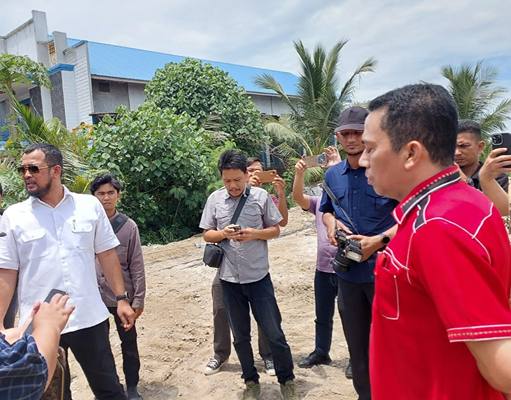 Foto: Wakil Ketua DPRD Medan Hadi Suhendra (baju putih) saat meninjau penimbunan hutan Mangrove di Jalan Pulau Sicanang, Medan Belawan, Selasa (7/10/2025).(Ist)