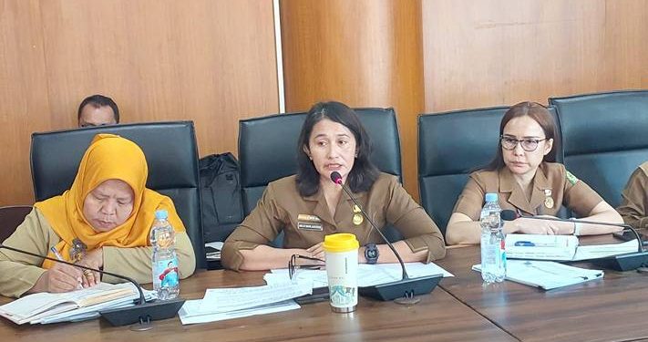 DPRD Medan Pertanyakan Kemampuan Kadis LH Medan 1 Kadis LH Kota Medan Melvi Marlabayana menjawab pertanyaan dewan saat rapat evalusi triwulan III di ruang Komisi IV, Senin (27/10/2025).(Ist)