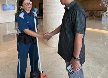 Lusyana br Hutabarat (40) menghampiri dan  menyalami Anggota Komisi X DPR RI, dr. Sofyan Tan 
di lobby Hotel Four Points by Sheraton, Medan.(Ist)