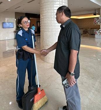Lusyana br Hutabarat (40) menghampiri dan  menyalami Anggota Komisi X DPR RI, dr. Sofyan Tan 
di lobby Hotel Four Points by Sheraton, Medan.(Ist)