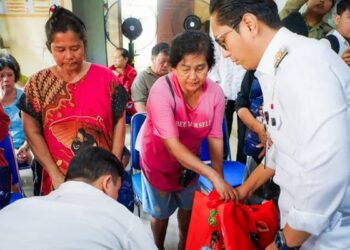 Foto: Wali Kota Medan Rico Waas Temui dan Serahkan Bantuan Langsung untuk Korban Kebakaran Asia Mega Mas 1