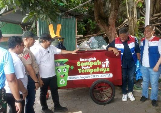 PT PGN menyerahkan bantuan CSR sebanyak 50 gerobak sampah dan satu unit insinerator kepada Pemerintah Kota Yogyakarta, Sabtu, 4 Oktober 2025.(Dok:PGN)