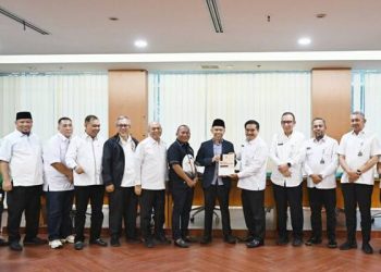 Foto: Pemprov Sumut Serahkan KUA-PPAS APBD 2026 ke DPRD 8