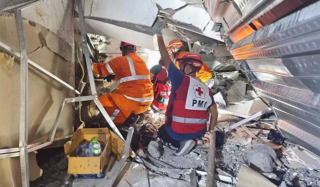 Total jenazah yang telah dievakuasi dari lokasi kejadian hingga saat ini berjumlah sekitar 63 orang.(Dokumentasi Basarnas Surabaya)