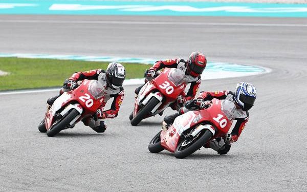 Tuntaskan Musim IATC 2025, Pebalap Muda Astra Honda Tampil Tangguh dan Kencang 1 Pebalap muda binaan PT Astra Honda Motor (AHM) menutup perjuangan di Idemitsu Asia Talent Cup (IATC) 2025 dengan tangguh pada putaran terakhir yang digelar di Sirkuit Sepang, Malaysia (25-26/10).(Ist)