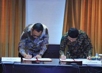 Penandatanganan addendum BAST oleh Kepala Bappebti Tirta Karma Senjaya, dan Deputi Komisioner Pengawas Emiten, Transaksi Efek dan Pemeriksaan Khusus OJK I.B. Aditya Jayaantara bertempat di Kantor OJK, Jakarta, Senin (06/10/2025).(Dok:OJK)