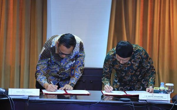Penandatanganan addendum BAST oleh Kepala Bappebti Tirta Karma Senjaya, dan Deputi Komisioner Pengawas Emiten, Transaksi Efek dan Pemeriksaan Khusus OJK I.B. Aditya Jayaantara bertempat di Kantor OJK, Jakarta, Senin (06/10/2025).(Dok:OJK)