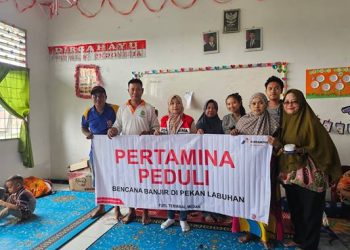 Pertamina Patra Niaga Bantu Ratusan Warga Terdampak Banjir Pekan Labuhan Medan 8 Pertamina Patra Niaga melalui Fuel Terminal (FT) Medan bergerak cepat menyalurkan bantuan kebutuhan pokok bagi warga yang terdampak banjir.(Dok:Pertamina Sumbagut)