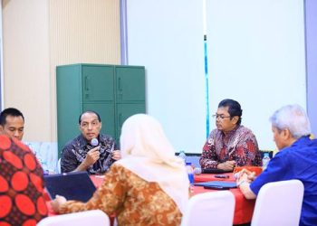 OJK Fasilitasi Lender DSI, Tuntut Tanggung Jawab Dana Pinjaman Daring 6 Pertemuan digelar di Kantor OJK di Jakarta pada Selasa (28/10), melibatkan pengurus penyelenggara pinjaman daring (pindar) PT Dana Syariah Indonesia (DSI) dengan para pemberi dana (lender).(Dok:OJK)