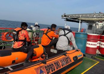 Proses pencarian terhadap satu korban yang masih hilang dari insiden tenggelamnya kapal nelayan di perairan Pulau Bokor, Kepulauan Seribu, DKI Jakarta, telah digelar kemarin, Rabu (8/10).(Foto: BPBD DKI)