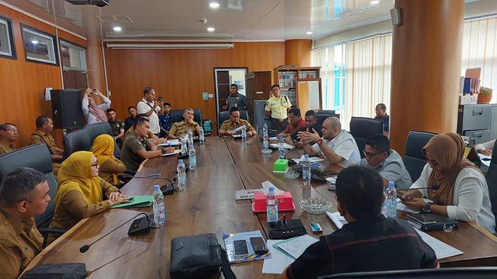 Foto: Suasana saat rapat dengar pendapat di ruang Komisi IV DPRD Medan, Senin (6/10/2025).(Ist)