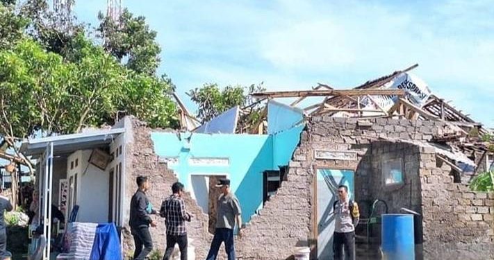 772 Rumah Rusak Akibat Cuaca Ekstrem di Cianjur, Puluhan KK Mengungsi 1 Dilaporkan sebanyak 772 rumah warga di Kecamatan Mande, Kabupaten Cianjur, Jawa Barat, mengalami kerusakan parah dan ringan akibat bencana cuaca ekstrem.(ANTARA/Ahmad Fikri)