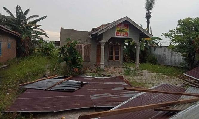 Foto: Sedikitnya 21 rumah warga di dua desa mengalami kerusakan setelah wilayah Kabupaten Serdang Bedagai (Sergai) diterjang angin puting beliung.(Istimewa)