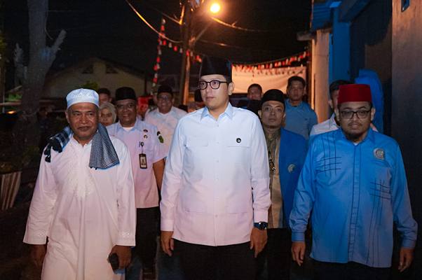 Foto: Wali Kota Medan, Rico Tri Putra Bayu Waas melakukan Safari Isya di Masjid Tsamaratul Iman, jalan bersama, kel. Bandar Selamat, kec. Medan Tembung, Rabu (29/10/2025) malam.(Dok:Diskominfo Medan)