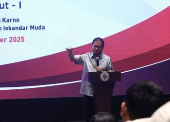 Anggota Komisi X DPR RI dari Fraksi PDI Perjuangan, dr. Sofyan Tan, saat berpidato pada acara Sosialisasi Program Aneka Tunjangan Guru Non-ASN Tahun 2025 di Auditorium Bung Karno, YPSIM, Jalan Sunggal, Gg. Bakul, Medan, Sabtu (11/10).(Ist)