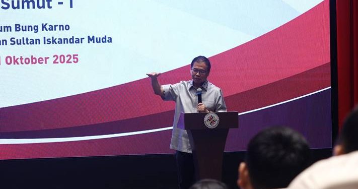 Anggota Komisi X DPR RI dari Fraksi PDI Perjuangan, dr. Sofyan Tan, saat berpidato pada acara Sosialisasi Program Aneka Tunjangan Guru Non-ASN Tahun 2025 di Auditorium Bung Karno, YPSIM, Jalan Sunggal, Gg. Bakul, Medan, Sabtu (11/10).(Ist)
