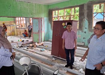 dr Sofyan Tan, Anggota Komisi X DPR RI memulai program revitalisasi di SD Negeri 101819, Jalan Namorih, Pancur Batu.(Ist)