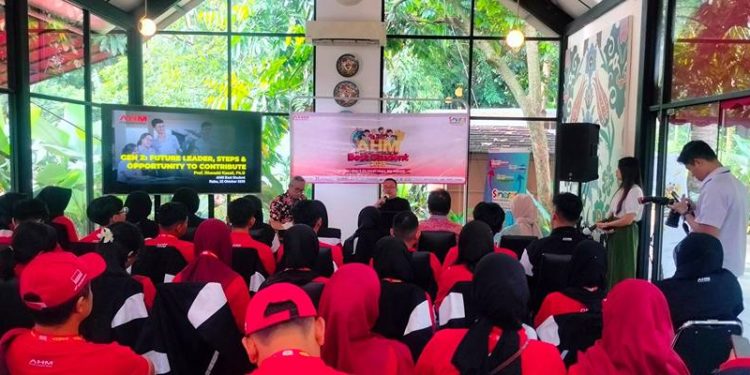 AHMBS 2025 Dorong Gen Z Jadi Pemimpin Masa Depan Bersama Prof. Rhenald Kasali 1 PT Astra Honda Motor (AHM) menghadirkan talkshow bertajuk “Leadership & Growth Mindset of Gen Z as Future Leaders” yang berlangsung di Rumah Perubahan pada 22 Oktober 2025.(Ist)