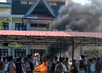 Siswa membakar ban bekas saat menggelar aksi unjuk rasa di halaman sekolah sebagai bentuk kekecewaan.(Foto: Syaiful/Mistar.id)