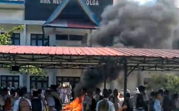 Siswa membakar ban bekas saat menggelar aksi unjuk rasa di halaman sekolah sebagai bentuk kekecewaan.(Foto: Syaiful/Mistar.id)