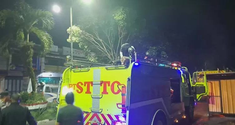 Foto: Upaya pemadaman kebakaran dilakukan Pemko dan PT STTC di Jalan Udang, Kelurahan Pardomuan, Kota Siantar.(Istimewa)
