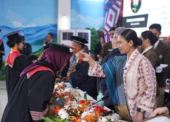 Wakil Menteri Pariwisata Ibu Ni Luh Puspa secara simbolis mewisuda salah satu mahasiswi Poltekpar Medan dalam acara Wisuda ke-XXVII Tahun 2025 dengan mengusung tema “Empowered with Skills, Ready to Lead”, Sabtu (18/10/2025).(Dok:Poltekpar Medan)