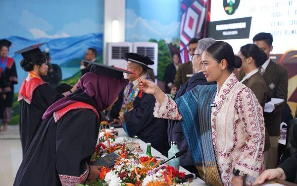 Poltekpar Medan Cetak 539 Lulusan, Wamenparekraf Soroti Daya Serap Tinggi 1 Wakil Menteri Pariwisata Ibu Ni Luh Puspa secara simbolis mewisuda salah satu mahasiswi Poltekpar Medan dalam acara Wisuda ke-XXVII Tahun 2025 dengan mengusung tema “Empowered with Skills, Ready to Lead”, Sabtu (18/10/2025).(Dok:Poltekpar Medan)