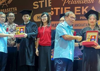 Angelyn Tan dan Kenny Gunawan. Mereka dinobatkan sebagai wisudawan terbaik dari program studi masing-masing.(Ist)