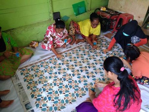 Ibu ibu Membatik 1