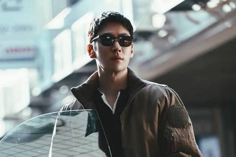 Foto: Lee Je Hoon, aktor yang kembali menjadi pusat perhatian sebagai pemeran utama, Kim Do Gi.(Foto: SBS/beautynesia)