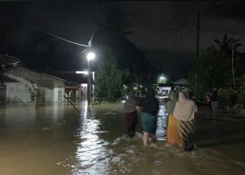 Foto: Tanggul Ambruk! 90 Rumah di Kuta Bahagia Abdya Terendam Banjir 1,5 Meter 7