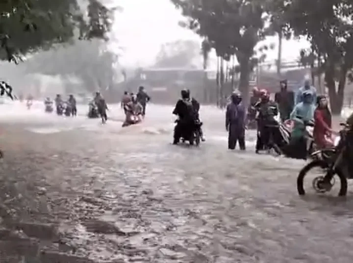 Foto: Wilayah Kota Medan dan Deli Serdang mulai dikepung banjir besar akibat peningkatan intensitas hujan yang sudah terjadi sejak Senin (24/11/2025).(Ist)