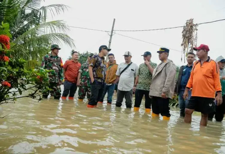 Foto: Pemerintah Kabupaten Serdang Bedagai (Pemkab Sergai) meningkatkan kesiapsiagaan penanganan banjir yang merendam sejumlah wilayah sejak beberapa hari terakhir. Pada Jumat (28/11/2025).(Foto:Pemkab Sergai)