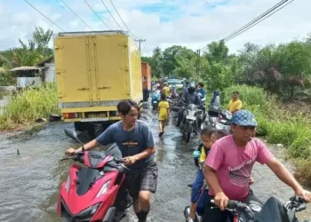 Foto: Banjir Tapteng: Lintas Kolang-Barus Macet Total 10