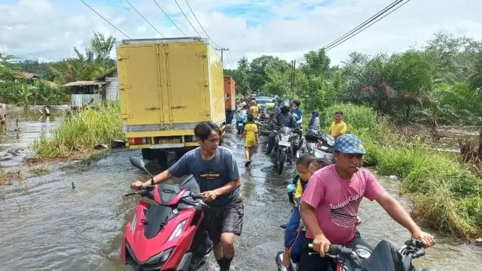Foto: Banjir terjadi sejak hari Jumat (21/11/2025) pukul 07.00 WIB dan masih berlangsung hingga Sabtu (22/11/2025) pagi.(Foto: Feliks/Mistar)