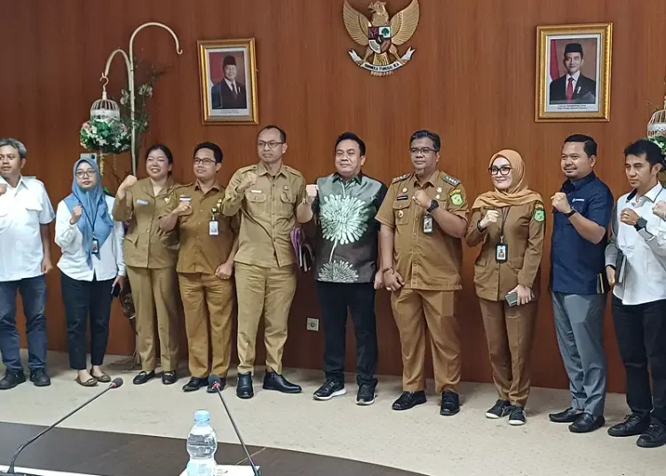 Foto: Wakil Ketua DPRD Kota Medan H Zulkarnaen diabadikan bersama sejumlah kepala dinas usai rapat finalisasi penanganan banjir Jalan Letda Sudjono, Medan, Senin (24/11/2025).(Ist)