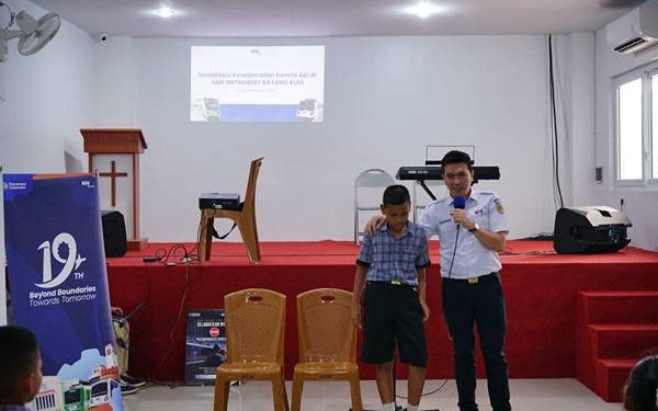 KAI Bandara Edukasi Keselamatan KA Srilelawangsa di Deli Serdang 1 KAI Bandara memberikan pemahaman mengenai pentingnya keselamatan di lingkungan perkeretaapian, khususnya bagi para pelajar, melalui program edukasi di SMP Methodist Batang Kuis, Jalan Pelita No. 35, Kabupaten Deli Serdang.(Dok:KAI Bandara)