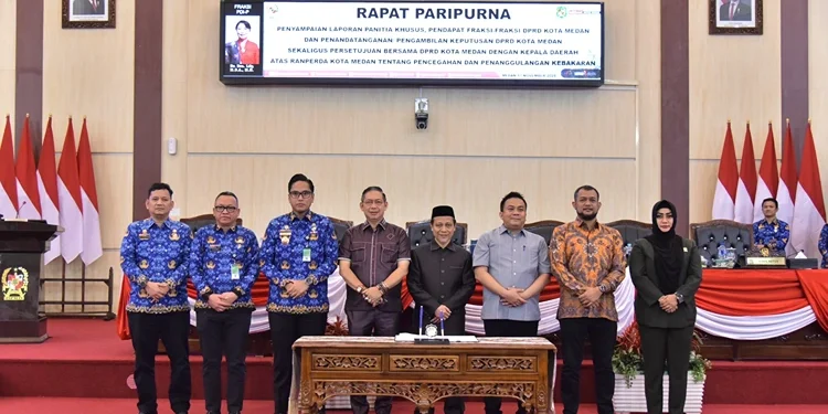 Ketua DPRD Kota Medan Wong Cun Sen dan Wakil Ketua DPRD Rajudin Sagala, Zulkarnaen, Hadi Suhendra, dan Wakil Ketua Pansus Lailatul Badri foto bersama Wali Kota Medan Rico Waas dan Sekretaris DPRD Kota Medan M Ali Sipahutar.(Ist)