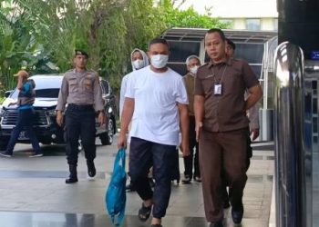 Foto: Gubernur Riau Tiba di KPK Usai OTT Suap Proyek Dinas PUPR 4