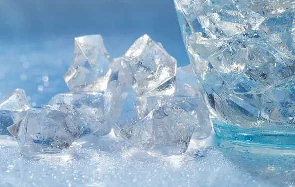 Pagophagia: Bahaya Mengunyah Es Batu bagi Gigi, Gizi, dan Kesehatan Tubuh 1 Ilustrasi: es Batu (foto: freepik)