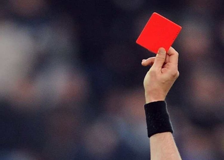 Foto: Ilustrasi kartu merah dari wasit.(Foto: viralpirate/okezone)