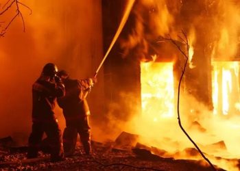Foto: Diduga Korsleting Mesin, Rumah Pengolahan Kayu di Tebing Tinggi Terbakar 10