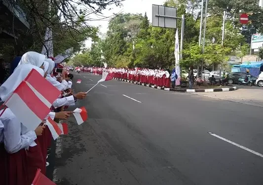 Prabowo Larang Kepala Daerah Kerahkan Siswa Sambut Kunjungan Kerja 1 Ilustrasi siswa saat menyambut kedatangan Presiden Republik Indonesia.(Istimewa)