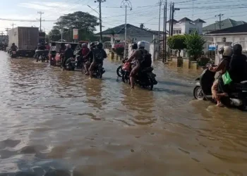 Foto: Tanggul Sungai Jebol, Ratusan Rumah Sergai Terendam 7